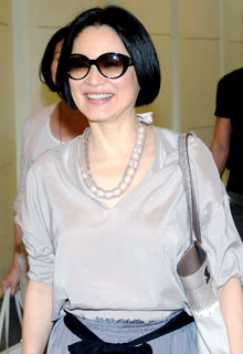 林青霞缎面衣裤遮赘肉